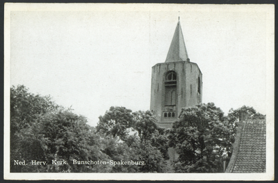 17210 Gezicht op de toren van de N.H.-kerk (Dorpsstraat 21) te Bunschoten.